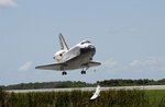 800px-NASA_Space_Shuttle_Atlantis_landing_(STS-110)_(19_April_2002).jpg